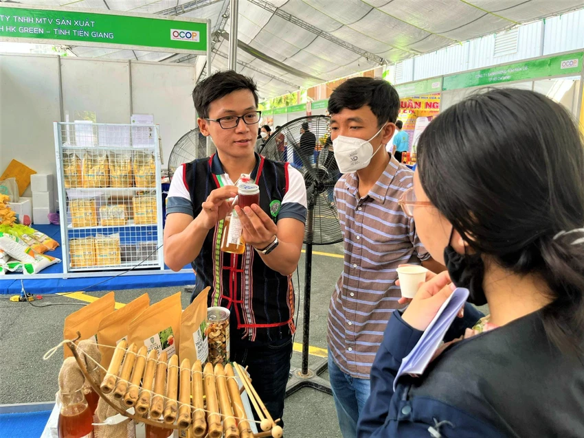 Một đơn vị giới thiệu mật ong rừng Gia Lai và hướng dẫn phân biệt mật ong thật, giả cho khách hàng Một đơn vị giới thiệu mật ong rừng Gia Lai và hướng dẫn phân biệt mật ong thật, giả cho khách hàng