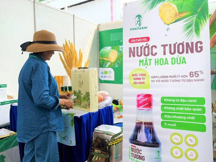 Mật hoa dừa dùng làm nước tương được quảng bá tại tuần hàng OCOP Mật hoa dừa dùng làm nước tương được quảng bá tại tuần hàng OCOP