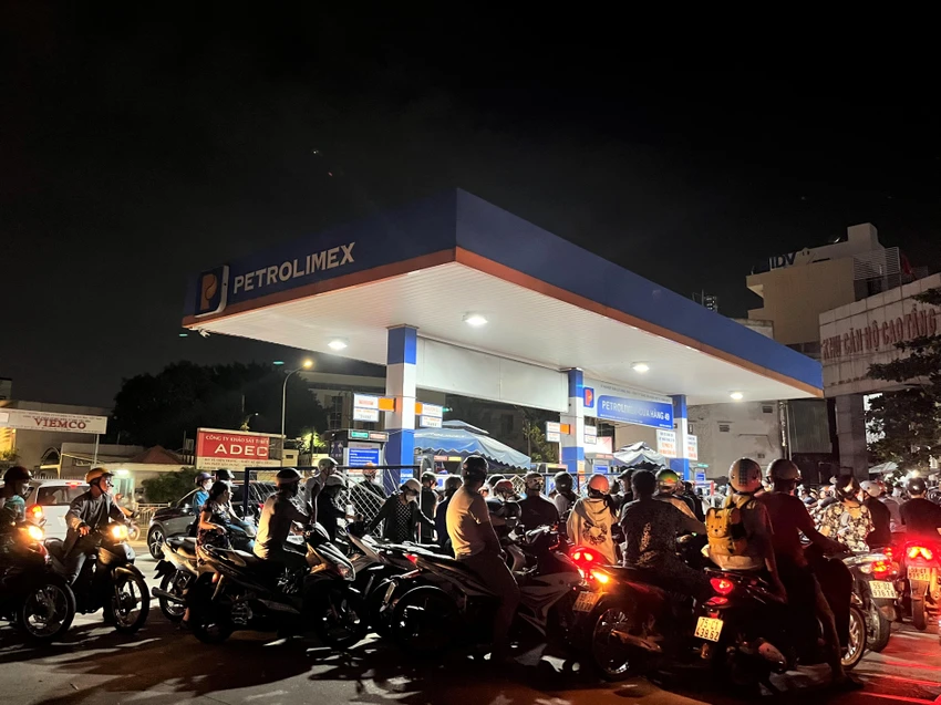 20 giờ 30 cửa hàng xăng đường Lũy Bán Bích quận Tân Phú đông khách đến đổ vì các cửa hàng gần khu vực này hết xăng, nghỉ bán 20 giờ 30 cửa hàng xăng đường Lũy Bán Bích quận Tân Phú đông khách đến đổ vì các cửa hàng gần khu vực này hết xăng, nghỉ bán