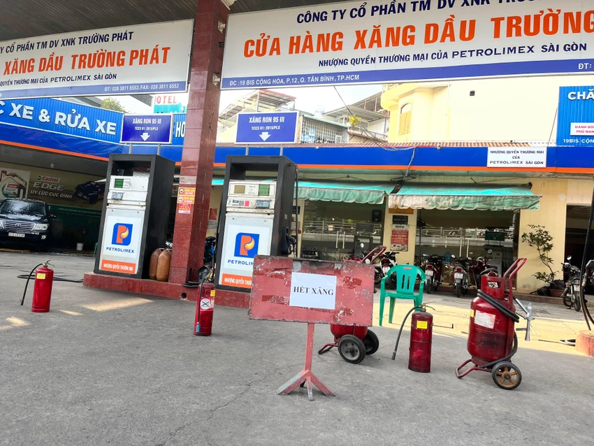 7h30 sáng ngày 11-11 cửa hàng báo hết xăng 7h30 sáng ngày 11-11 cửa hàng báo hết xăng
