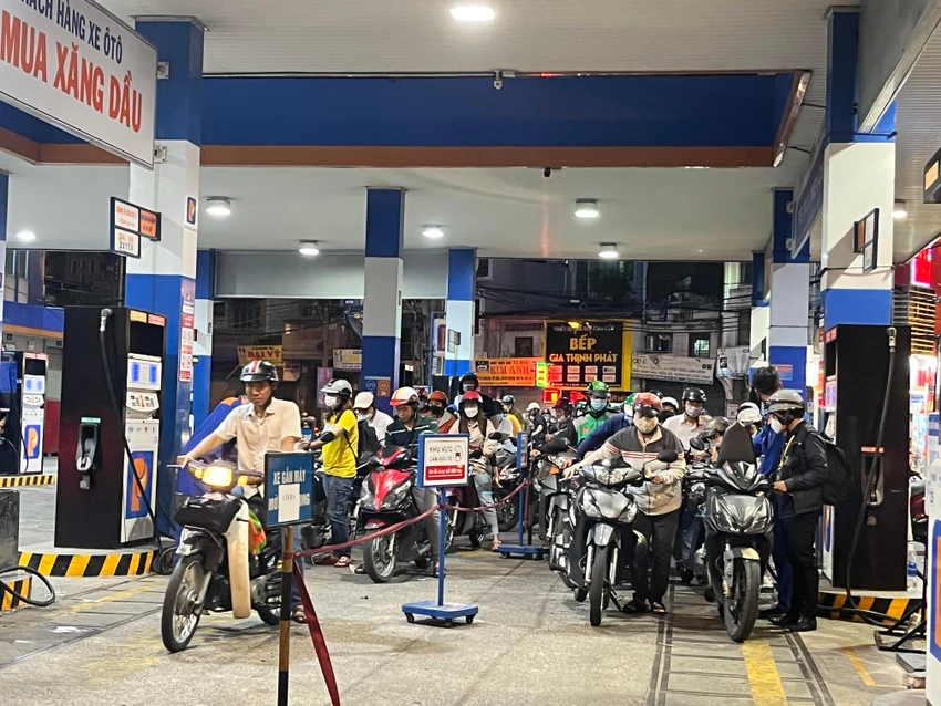 Tối ngày 11-11, người dân mua xăng sau khi giá tăng Tối ngày 11-11, người dân mua xăng sau khi giá tăng