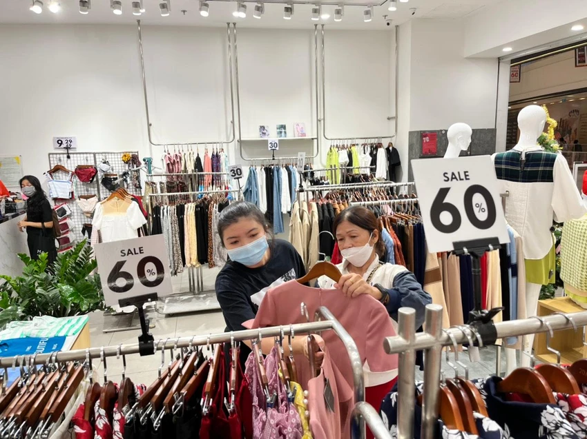 Nhiều thương hiệu thời trang giảm giá mạnh thu hút khách Nhiều thương hiệu thời trang giảm giá mạnh thu hút khách