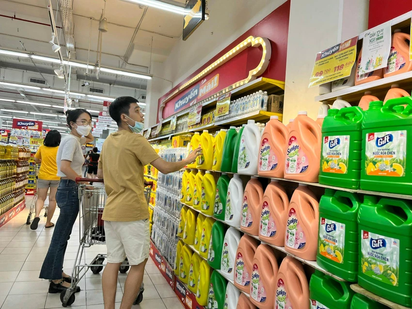 Khách hàng chọn mua hóa mỹ phẩm Khách hàng chọn mua hóa mỹ phẩm