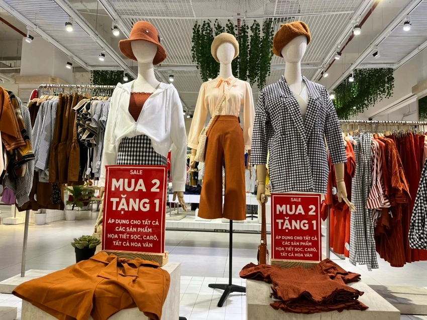 Ngoài khuyến mãi giảm giá một số cửa hàng có hình thức mua 2 tặng 1 ưu đãi cho khách hàng Ngoài khuyến mãi giảm giá một số cửa hàng có hình thức mua 2 tặng 1 ưu đãi cho khách hàng