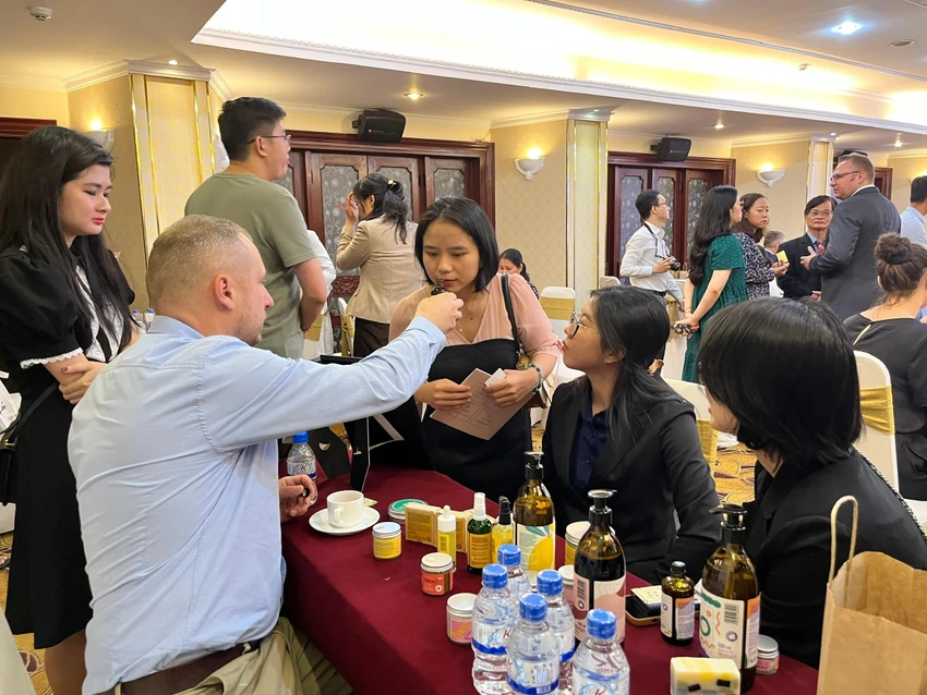 Doanh nghiệp Ba Lan giới thiệu sản phẩm tại buổi kết nối Doanh nghiệp Ba Lan giới thiệu sản phẩm tại buổi kết nối