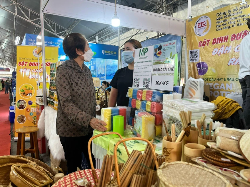 Túi làm từ tinh bột mì giá từ 90.000-110.000 đồng/kg được khách tham quan quan tâm