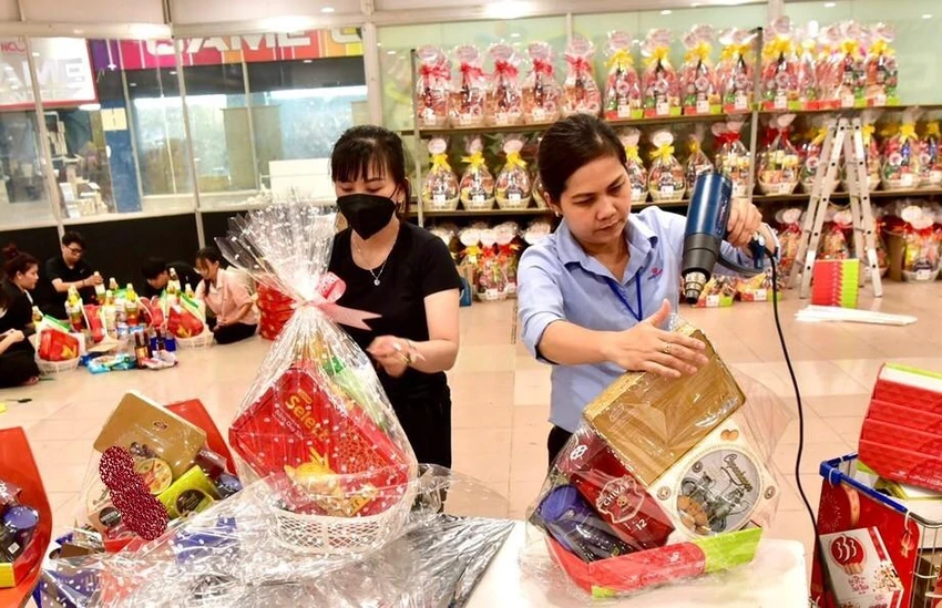 Bên cạnh các giỏ quà gói sẵn, khách hàng có thể đặt siêu thị làm theo nhu cầu Bên cạnh các giỏ quà gói sẵn, khách hàng có thể đặt siêu thị làm theo nhu cầu