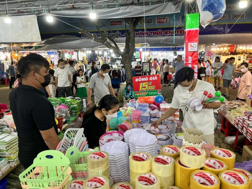 Khách hàng chọn mua các mặt hàng đồng giá 15.000 đồng