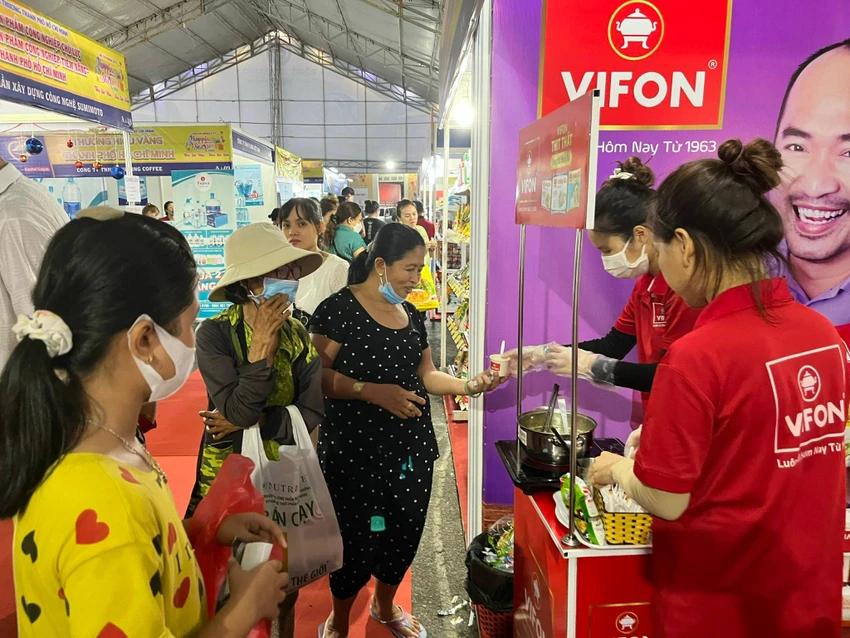 Doanh nghiệp mời khách tham quan hội chợ dùng thử sản phẩm