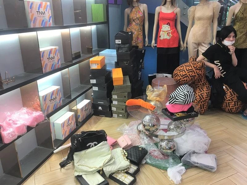 Tại thời điểm kiểm tra cửa hàng chưa xuất trình hóa đơn chứng từ Tại thời điểm kiểm tra cửa hàng chưa xuất trình hóa đơn chứng từ