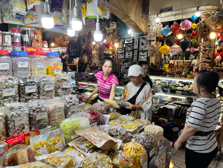 Khách hàng mua sắm tại sạp bán bánh mứt Khách hàng mua sắm tại sạp bán bánh mứt