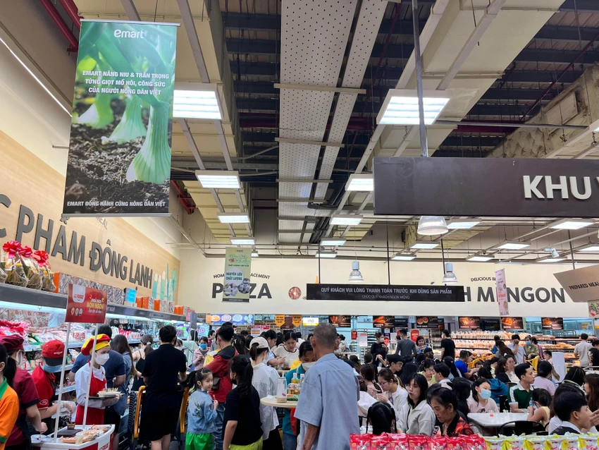 Khu vực ăn uống tại chỗ ở siêu thị rất đông khách Khu vực ăn uống tại chỗ ở siêu thị rất đông khách