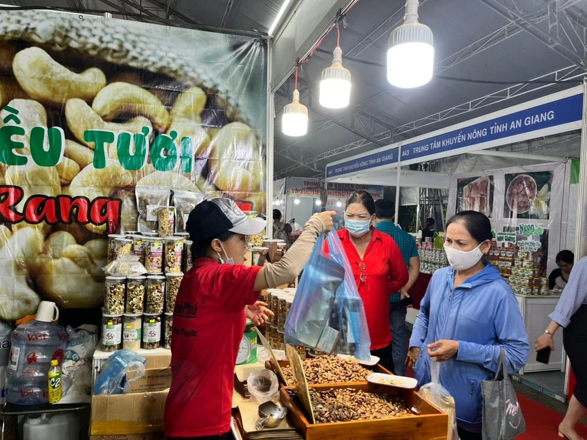 Hạt điều, hạt Kơ nia...của tỉnh Bình Phước được bày bán tại hội chợ Hạt điều, hạt Kơ nia...của tỉnh Bình Phước được bày bán tại hội chợ