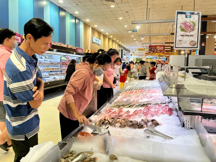 Người dân chọn mua thực phẩm tươi sống tại siêu thị Aeon Celadon Tân Phú Người dân chọn mua thực phẩm tươi sống tại siêu thị Aeon Celadon Tân Phú