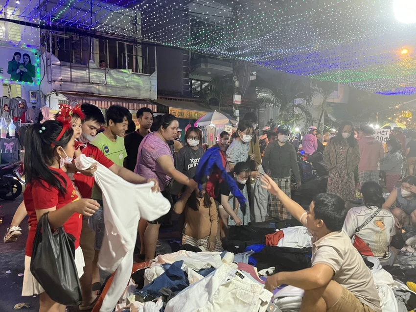 Áo khoác, quần jean... giá 50.000 đồng Áo khoác, quần jean... giá 50.000 đồng
