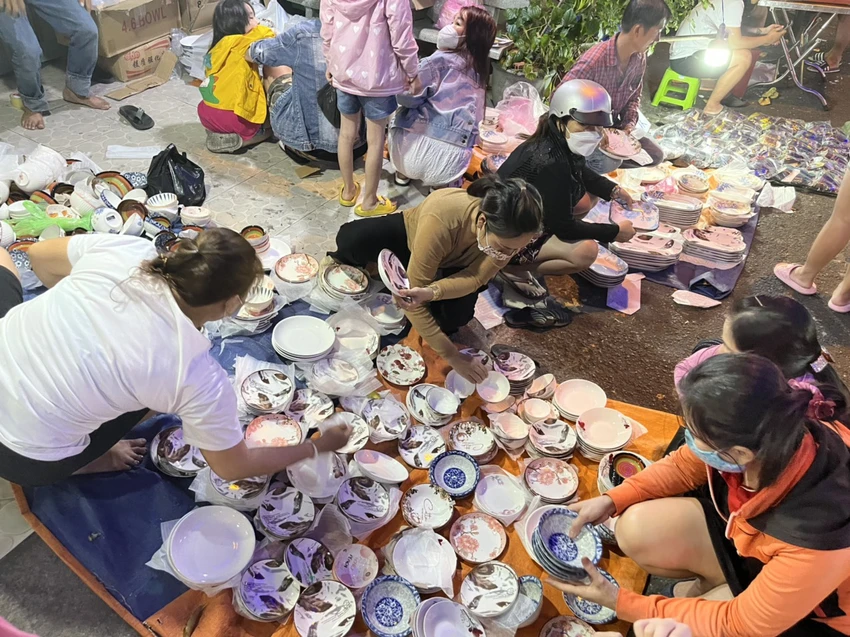 Chén dĩa tô giá 10.000-60.000 đồng/cái chia ra hai khu vực để người dân dễ chọn lựa Chén dĩa tô giá 10.000-60.000 đồng/cái chia ra hai khu vực để người dân dễ chọn lựa