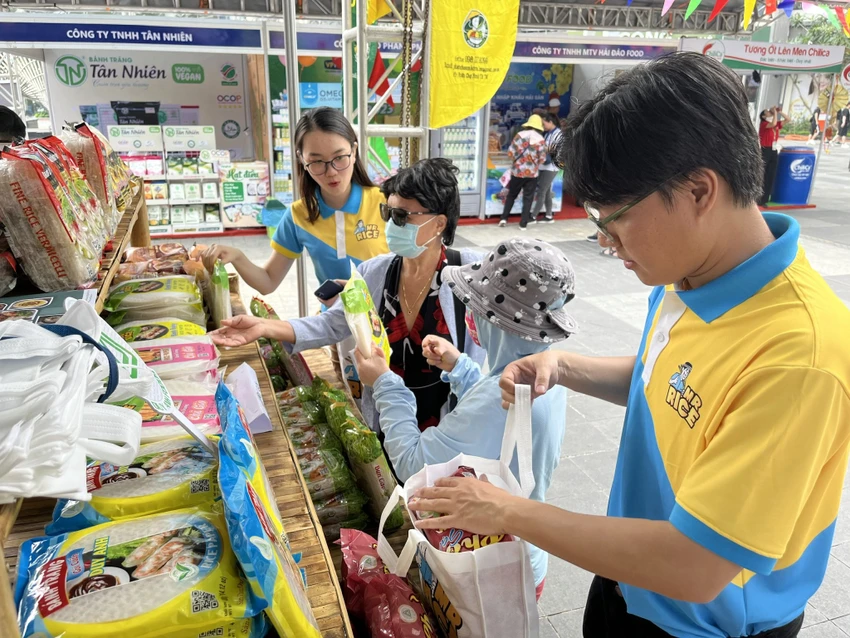 Các loại bún làm từ dưa hấu, bánh tráng từ trái thanh long khuyến mãi thu hút người dân mua sắm