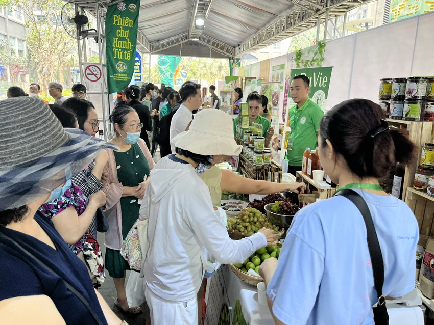 Khách hàng chọn mua táo tại khu vực "nông sản tử tế"