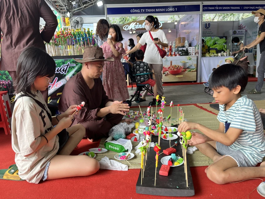 Trẻ em tập làm tò he tại lễ hội