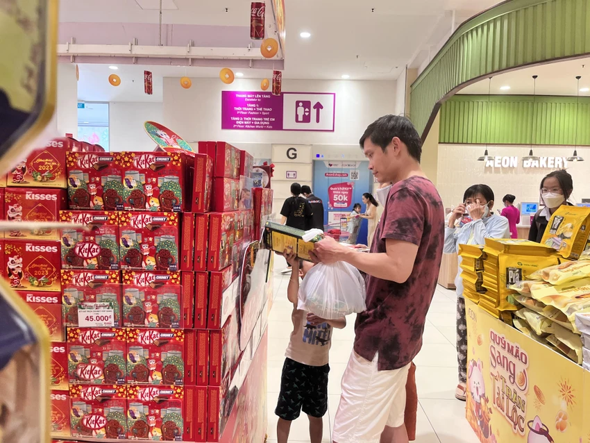 Từ nay đến Tết nhiều hàng hóa thiết yếu được các siêu thị liên tục giảm giá. Ảnh: TÚ UYÊN Từ nay đến Tết nhiều hàng hóa thiết yếu được các siêu thị liên tục giảm giá. Ảnh: TÚ UYÊN