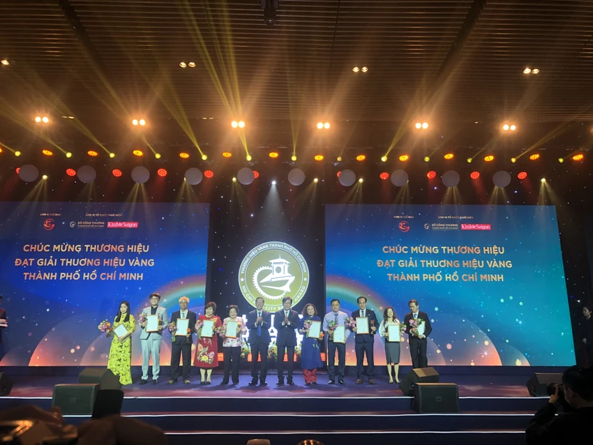 Chủ tịch UBND TP.HCM Phan Văn Mãi chúc mừng các doanh nghiệp đạt giải Thương hiệu vàng TP.HCM năm 2022.