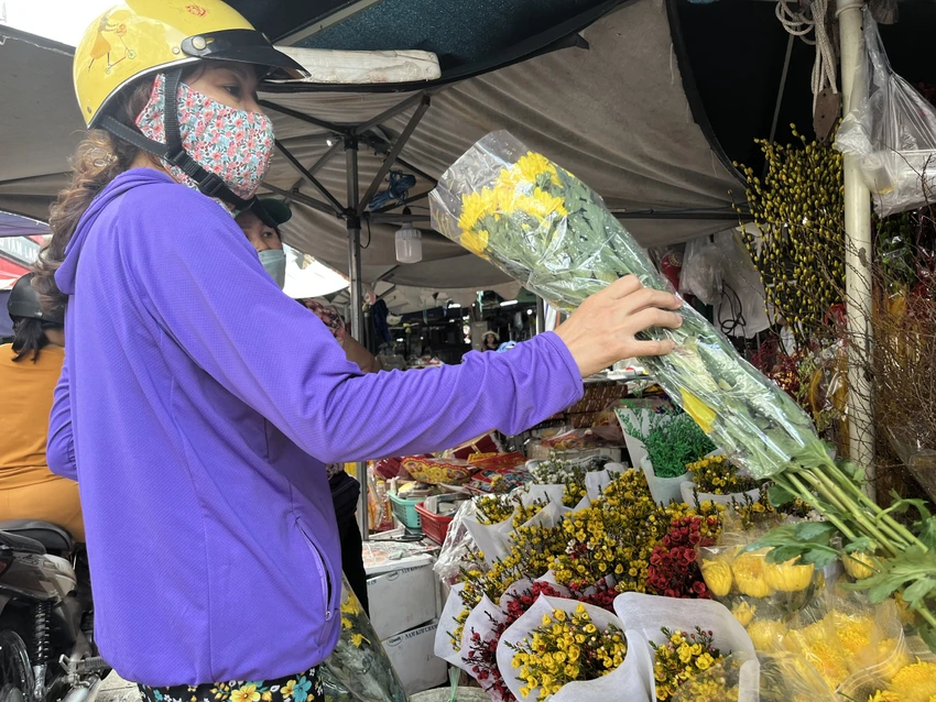Từ ngày mai trở đi tiểu thương dự báo hoa sẽ tăng giá. Từ ngày mai trở đi tiểu thương dự báo hoa sẽ tăng giá.