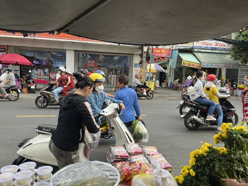 Người dân chọn mua xôi chè, đồ cúng ở điểm bán lề đường, mặt tiền chợ Hòa Hưng Người dân chọn mua xôi chè, đồ cúng ở điểm bán lề đường, mặt tiền chợ Hòa Hưng