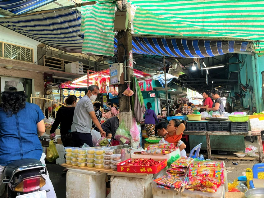 Một điểm bán chè xôi, đồ cúng ông Táo bên trong chợ Hòa Hưng rao mời khách mua Một điểm bán chè xôi, đồ cúng ông Táo bên trong chợ Hòa Hưng rao mời khách mua