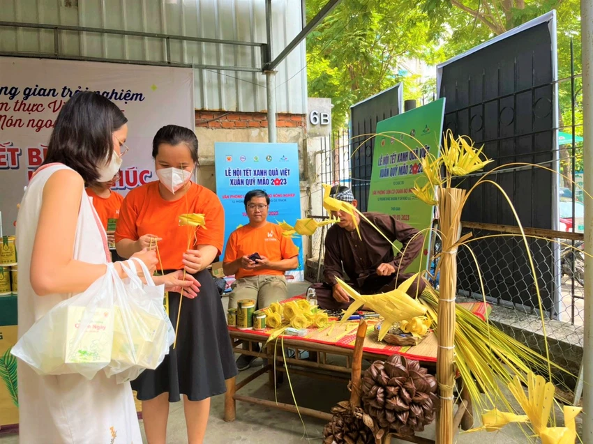 Người dân mua sắm các loại mật dừa nước, đường dừa nước... 200.000 đồng sẽ được tặng những con cào cào, cá... tết bằng lá dừa