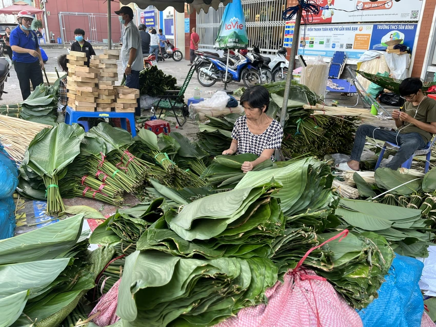 Một số điểm bán đã xuất hiện tại chợ lá dong từ sau rằm tháng Chạp Một số điểm bán đã xuất hiện tại chợ lá dong từ sau rằm tháng Chạp