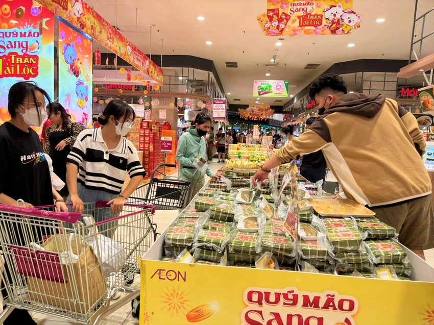 Bánh chưng cũng là sản phẩm được khách hàng mua sắm trong những ngày cận tết Bánh chưng cũng là sản phẩm được khách hàng mua sắm trong những ngày cận tết