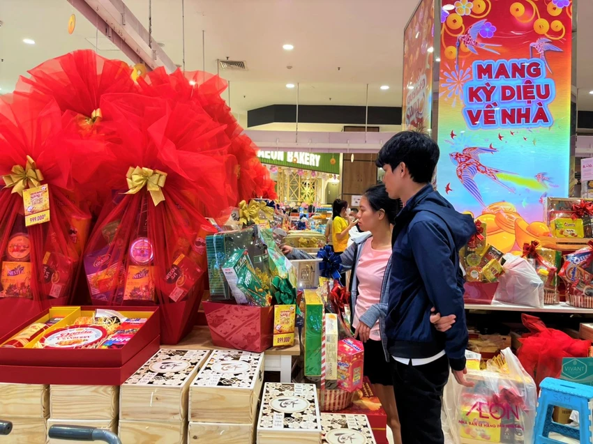 Thời điểm này khu vực giỏ quà tết được nhiều khách hàng chọn mua Thời điểm này khu vực giỏ quà tết được nhiều khách hàng chọn mua
