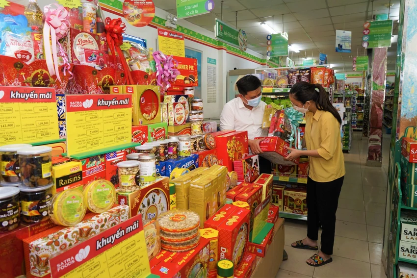 Người dân mua giỏ quà tết tại cửa hàng tiện lợi Người dân mua giỏ quà tết tại cửa hàng tiện lợi