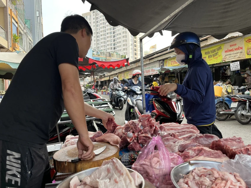 Người dân mua thịt heo trong ngày 26 tết Người dân mua thịt heo trong ngày 26 tết