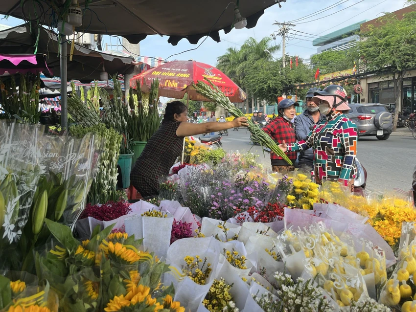 Hoa huệ tăng lên đến 400.000 đồng/bó. Hoa huệ tăng lên đến 400.000 đồng/bó.