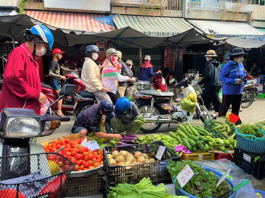 Tương tự tùy chợ giá cà chua 15.000-30.000 đồng/kg