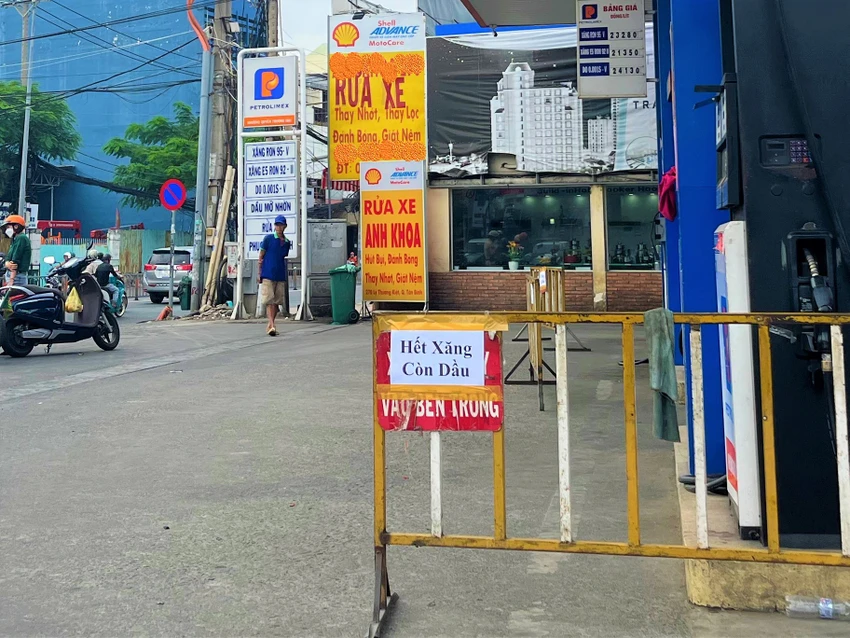 Ngày 8-1, một cửa hàng tại quận Tân Bình thông báo hết xăng còn dầu Ngày 8-1, một cửa hàng tại quận Tân Bình thông báo hết xăng còn dầu