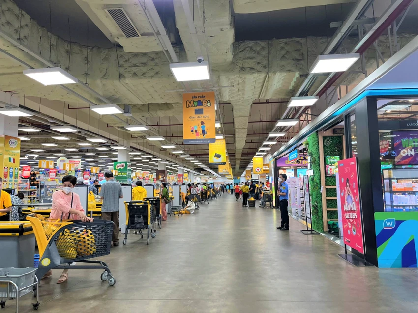 Khu vực tính tiền siêu thị Emart thoáng đãng trong ngày mùng 5