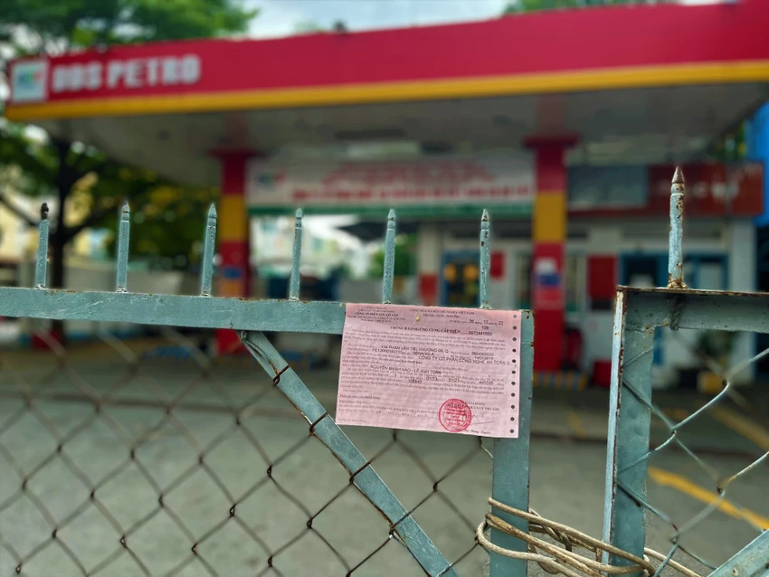 Một cửa hàng xăng dựng rào chắn, không còn trụ bơm xăng dầu Một cửa hàng xăng dựng rào chắn, không còn trụ bơm xăng dầu