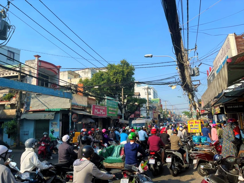 Sáng ngày vía Thần tài đã xảy ra tình trạng kẹt xe ở phố cá lóc nướng. Sáng ngày vía Thần tài đã xảy ra tình trạng kẹt xe ở phố cá lóc nướng.