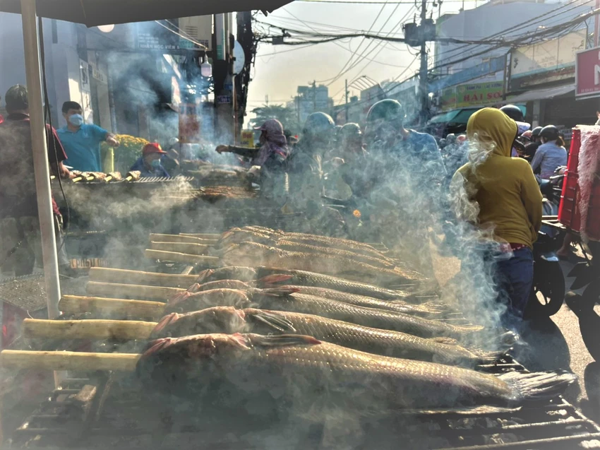 Cá lóc sống đang được nướng để kịp phục vụ nhu cầu mua cúng của người dân. Cá lóc sống đang được nướng để kịp phục vụ nhu cầu mua cúng của người dân.