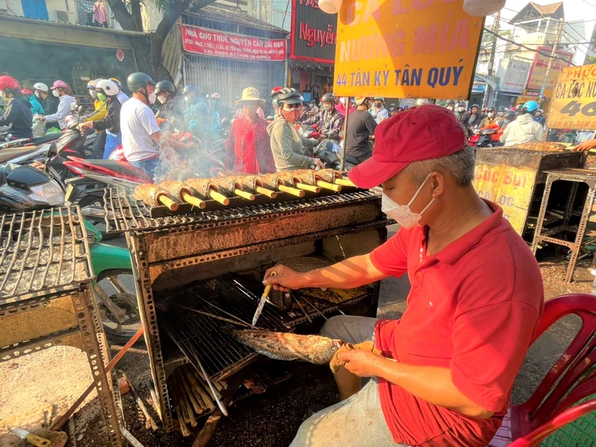 Sau khi nướng xong người bán sẽ loại bỏ phần cháy. Sau khi nướng xong người bán sẽ loại bỏ phần cháy.