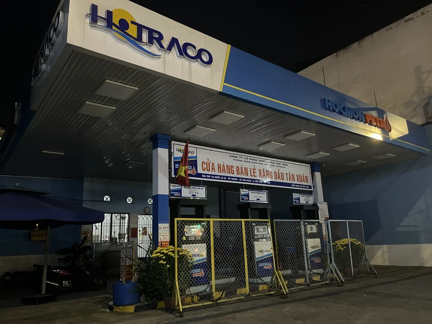 Khoảng 18 giờ 45 một cửa hàng xăng dựng rào chắn nghỉ sớm Khoảng 18 giờ 45 một cửa hàng xăng dựng rào chắn nghỉ sớm