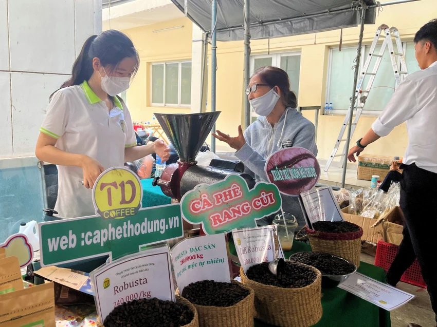 Trong các mặt hàng xuất khẩu sang Ấn Độ năm 2022, cà phê có giá trị tăng cao nhất đạt hơn 57 triệu USD. Ảnh minh họa TÚ UYÊN Trong các mặt hàng xuất khẩu sang Ấn Độ năm 2022, cà phê có giá trị tăng cao nhất đạt hơn 57 triệu USD. Ảnh minh họa TÚ UYÊN