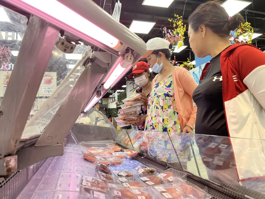 Người dân "săn" thực phẩm tươi sống được khuyến mãi mạnh trong những ngày giáp tết 2023. Ảnh: TÚ UYÊN Người dân "săn" thực phẩm tươi sống được khuyến mãi mạnh trong những ngày giáp tết 2023. Ảnh: TÚ UYÊN