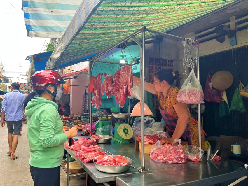 Giá thịt heo hiện nay đã hạ nhiệt so với những ngày 27, 28 tết. Ảnh: TÚ UYÊN Giá thịt heo hiện nay đã hạ nhiệt so với những ngày 27, 28 tết. Ảnh: TÚ UYÊN