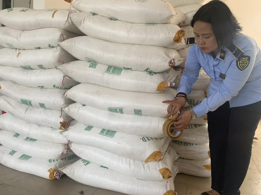 Ngày 1-2, Cục quản lý thị trường TP.HCM kiểm tra hai hộ kinh doanh huyện Hóc Môn phát hiện gần 12 tấn đường cát Thái Lan nhập lậu. ẢNH: Cục QLTT TP.HCM Ngày 1-2, Cục quản lý thị trường TP.HCM kiểm tra hai hộ kinh doanh huyện Hóc Môn phát hiện gần 12 tấn đường cát Thái Lan nhập lậu. ẢNH: Cục QLTT TP.HCM