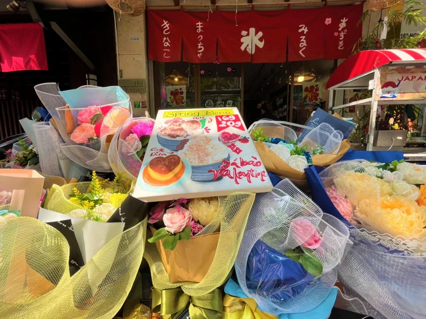 Khách hàng vừa đến thưởng thức thực đơn riêng ngày tình nhân và mua hoa tặng một nửa của mình Khách hàng vừa đến thưởng thức thực đơn riêng ngày tình nhân và mua hoa tặng một nửa của mình