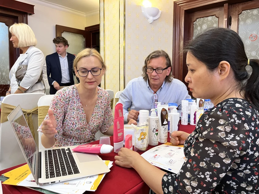 Doanh nghiệp mỹ phẩm Ba Lan và Việt Nam tìm hiểu cơ hội hợp tác do ITPC kết nối cuối năm 2022. Ảnh: TÚ UYÊN Doanh nghiệp mỹ phẩm Ba Lan và Việt Nam tìm hiểu cơ hội hợp tác do ITPC kết nối cuối năm 2022. Ảnh: TÚ UYÊN