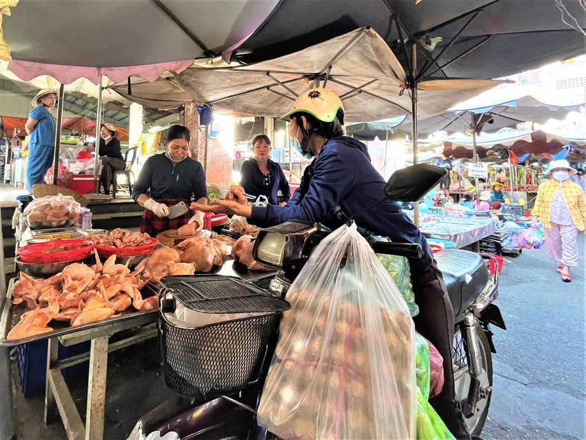 Tháng 2, chỉ số giá nhóm hàng ăn và dịch vụ ăn uống giảm 0,17%, trong đó giá thực phẩm giảm 0,49% như giá thịt heo, thịt gia cầm, trứng... Tháng 2, chỉ số giá nhóm hàng ăn và dịch vụ ăn uống giảm 0,17%, trong đó giá thực phẩm giảm 0,49% như giá thịt heo, thịt gia cầm, trứng...
